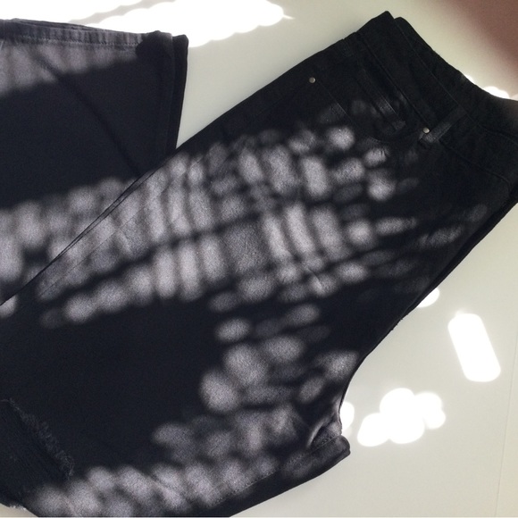 Fashion Nova Distressed Jeans Slim Fit ( 14 ) - Picture 1 of 4